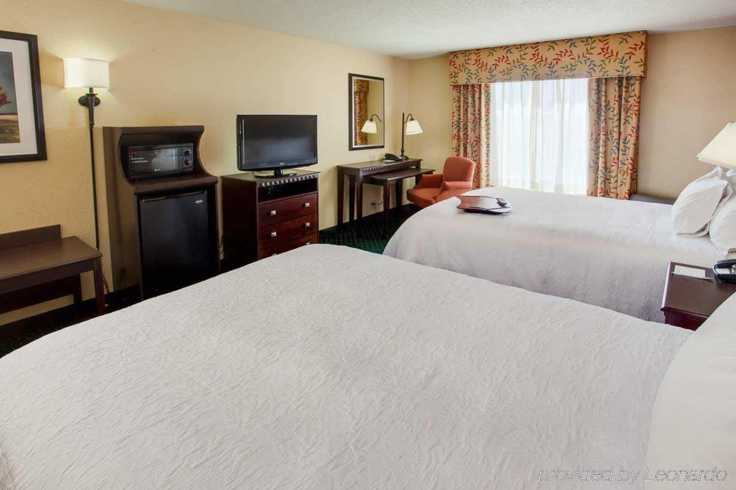 Hampton Inn By Hilton Garden City Long Island Exterior photo