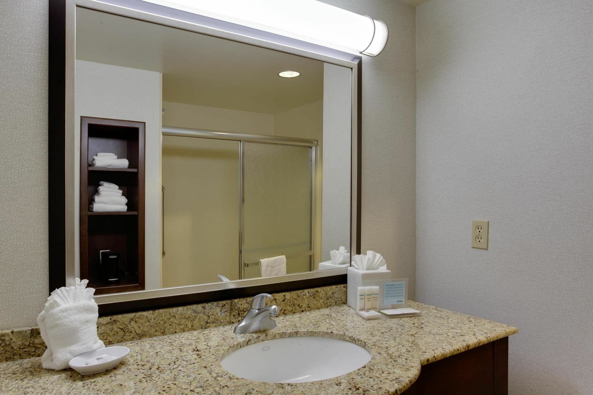 Hampton Inn By Hilton Garden City Long Island Exterior photo